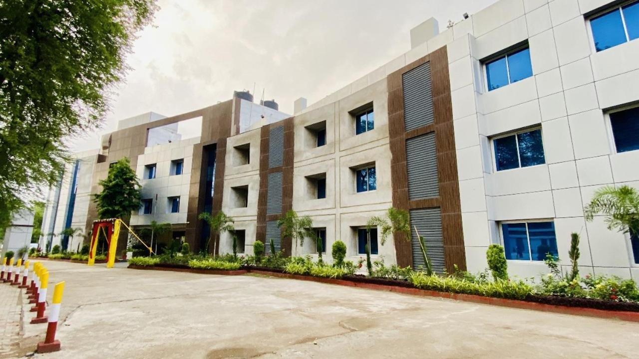 The Richi Rich Hotel And Resort Indore Eksteriør billede